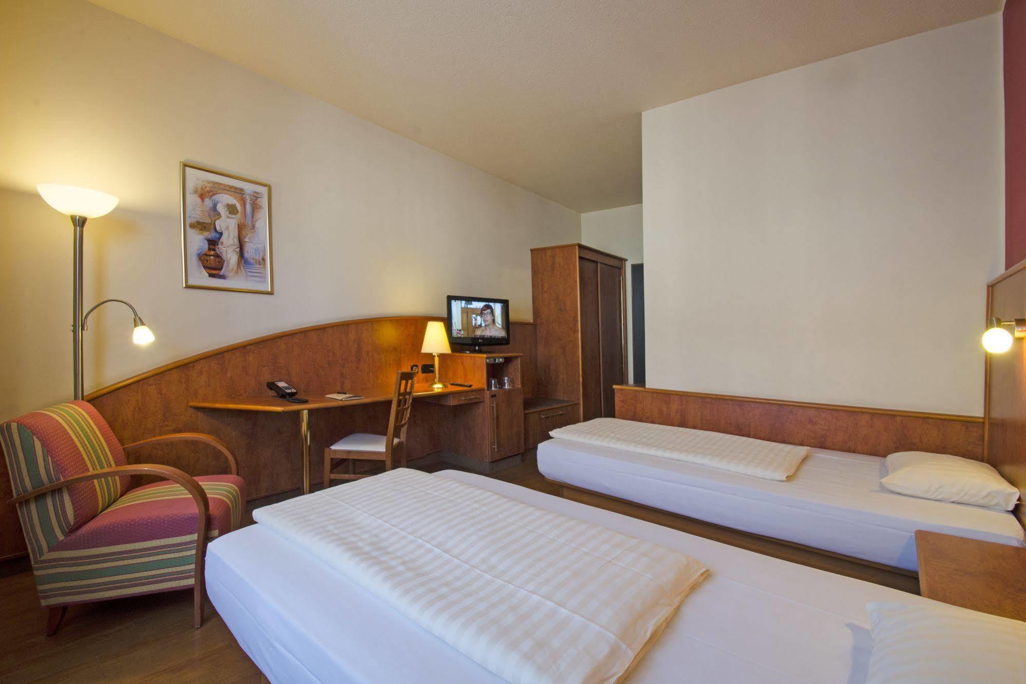 1, 2, Sleep Boardinghouse Zentrum 3*